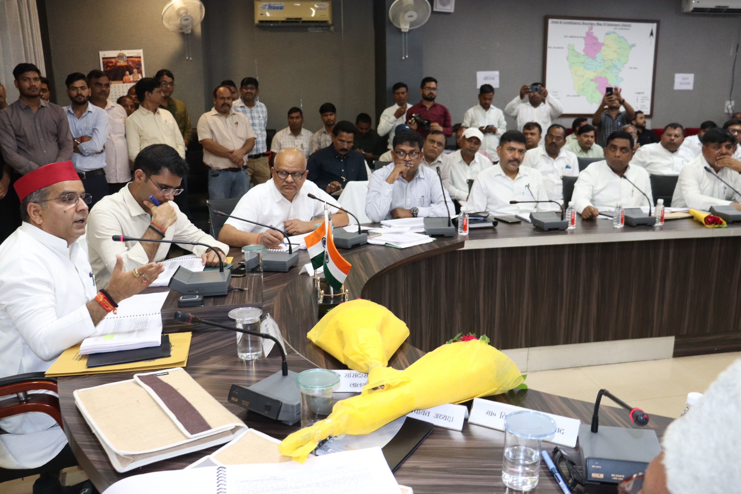 आज़मगढ़ में सांसद धर्मेन्द्र यादव ने खींची विकास की लक्ष्मण रेखा: समय, गुणवत्ता और जवाबदेही पर दिया जोर