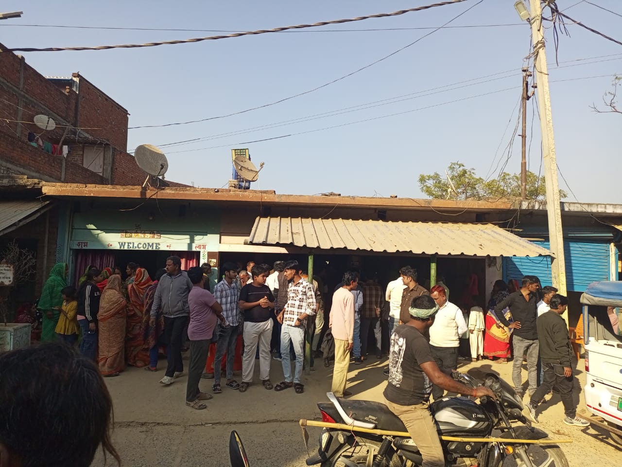 आजमगढ़ में रेलवे ट्रैक पर पतंग बनी काल: पतंग लूटते वक्त ट्रेन की चपेट में आने से किशोर की मौत