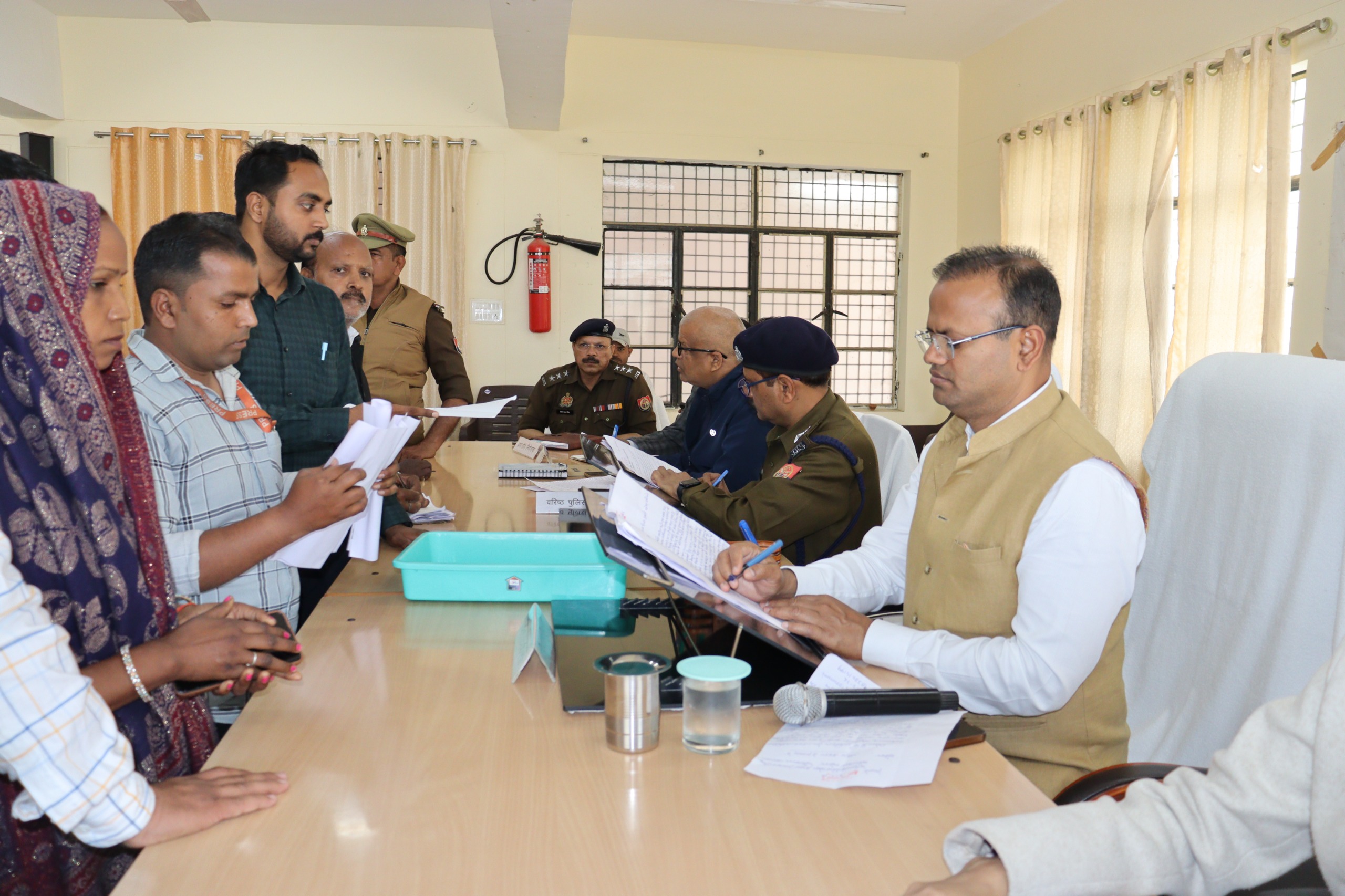 आज़मगढ़ में समाधान दिवस:, 86 शिकायतें, 7 मौके पर निस्तारित, डीएम बोले-पीड़ित को दोबारा न आना पड़े