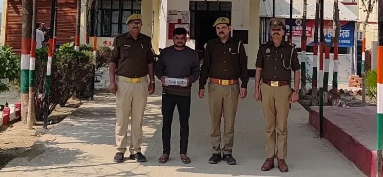 आज़मगढ़ में 25 हजार का इनामी गिरफ्तार, अवैध तमंचा और कारतूस बरामद