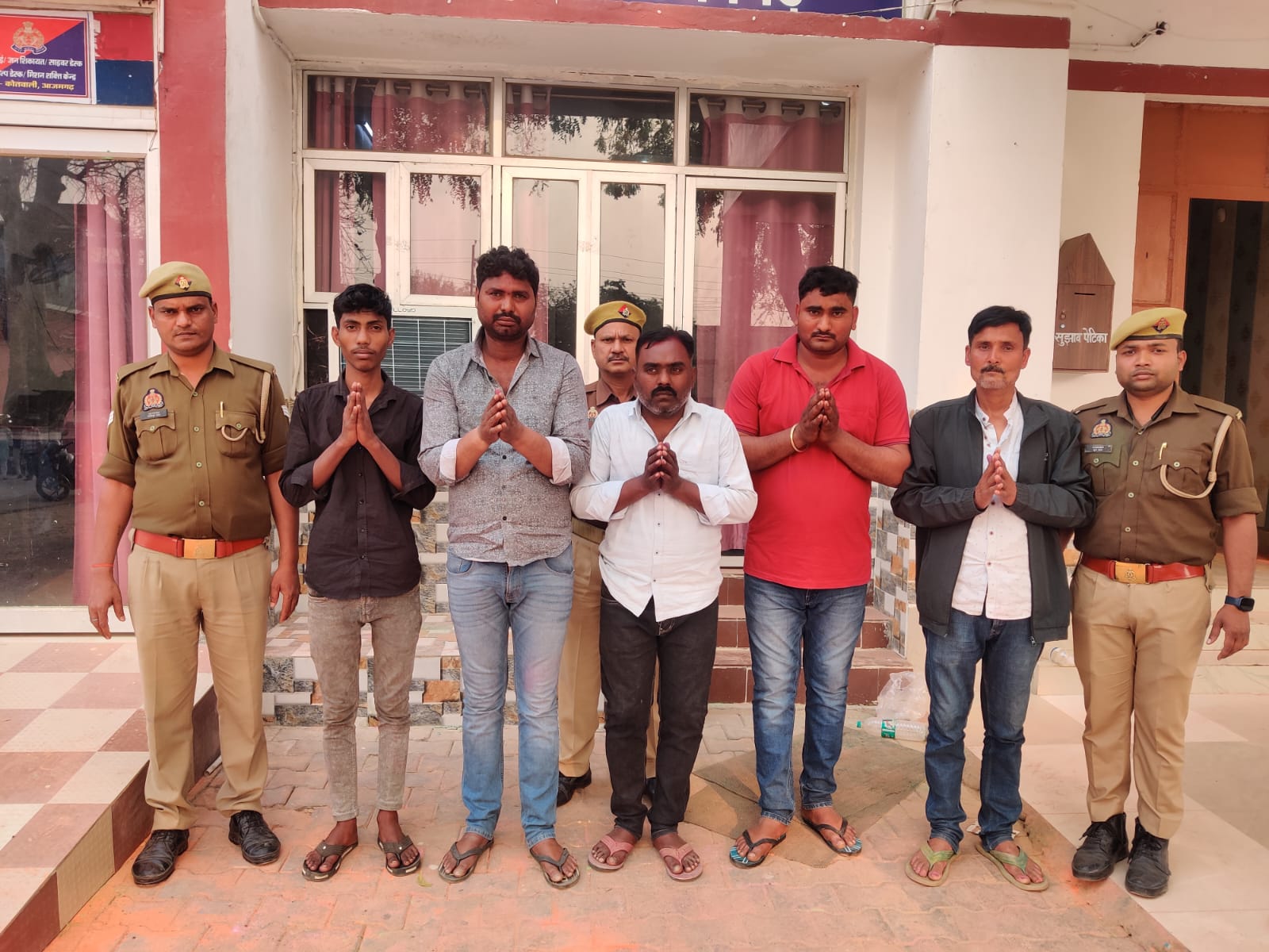 आज़मगढ़: होली के दिन फायरिंग कर दहशत  फैलाने वाले 5 आरोपी गिरफ्तार, लाइसेंसी राइफल बरामद