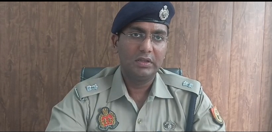 आजमगढ़ में बढ़ी बेखौफी: बदमाशों ने कार पर बरसाईं गोलियां, बाल-बाल बचे सवार; मुकदमा दर्ज, जांच में जुटी पुलिस