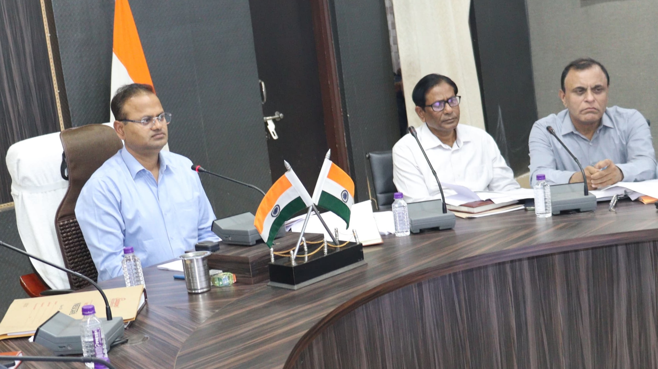 आजमगढ़: सीएम डैशबोर्ड समीक्षा में डीएम सख्त, लंबित मामलों पर तुरंत कार्रवाई के निर्देश