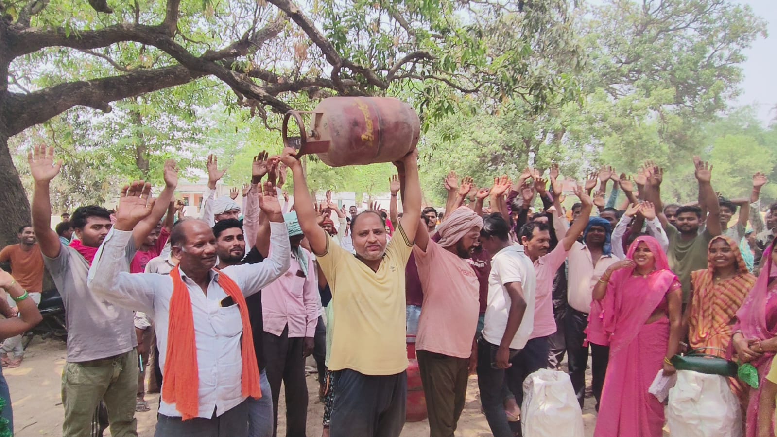 आजमगढ़ भीषण गर्मी में भारत गैस एजेंसी पर उपभोक्ताओं का प्रदर्शन, घंटों इंतजार के बाद भी नहीं मिल रहा सिलेंडर