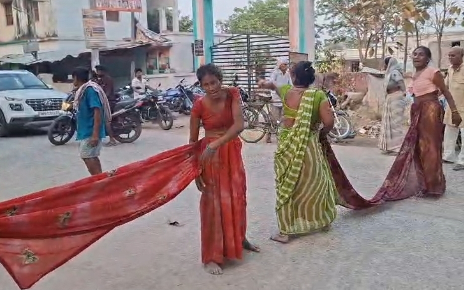 सड़क हादसे के बाद बिना सूचना शव पोस्टमार्टम भेजने पर बवाल,परिजनों ने थाने पर जमकर किया हंगामा