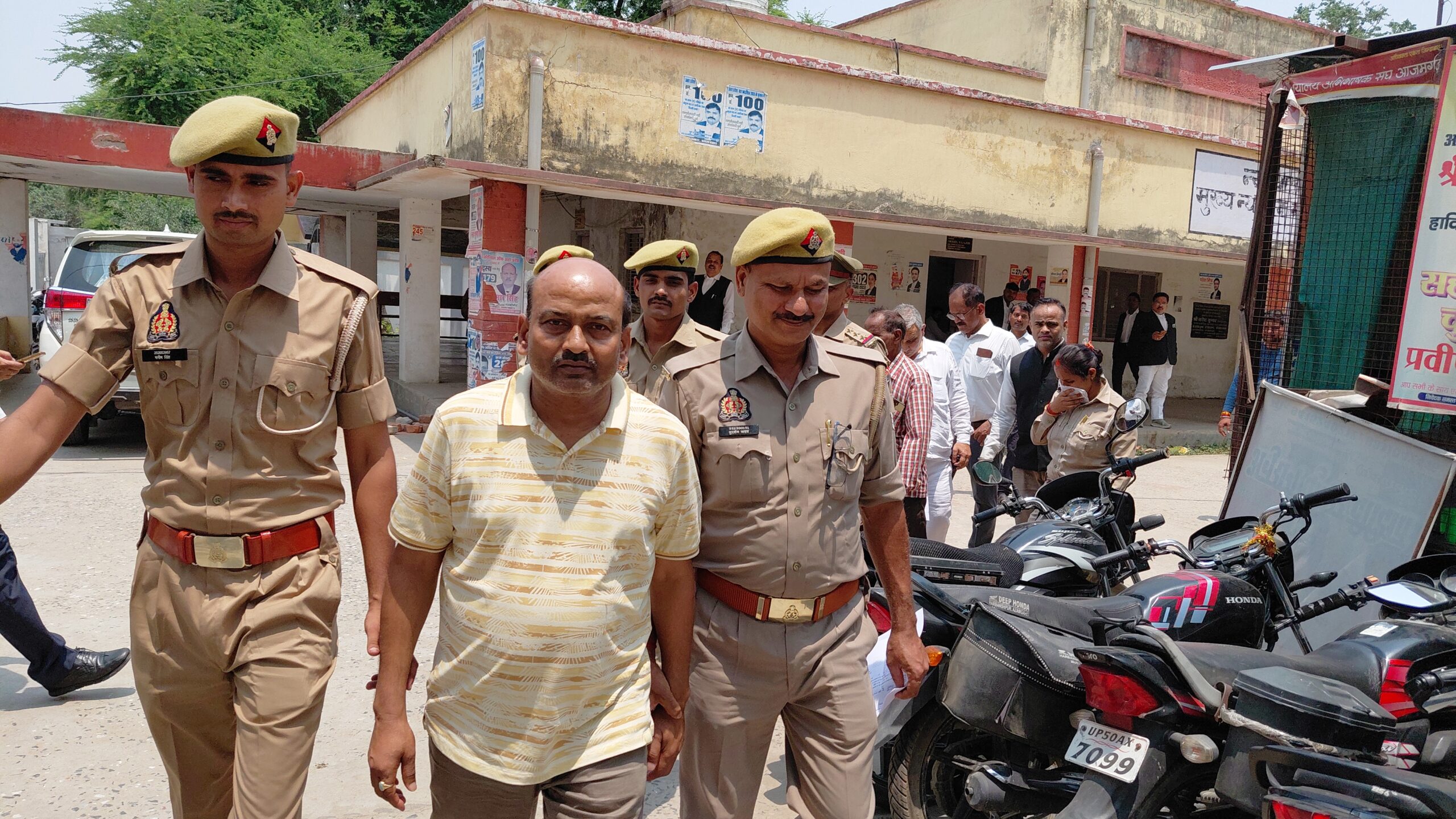 जिला समाज कल्याण अधिकारी गिरफ्तार कर भेजे गए जेल शासन की रोक के बावजूद 10 शिक्षकों को वेतन जारी