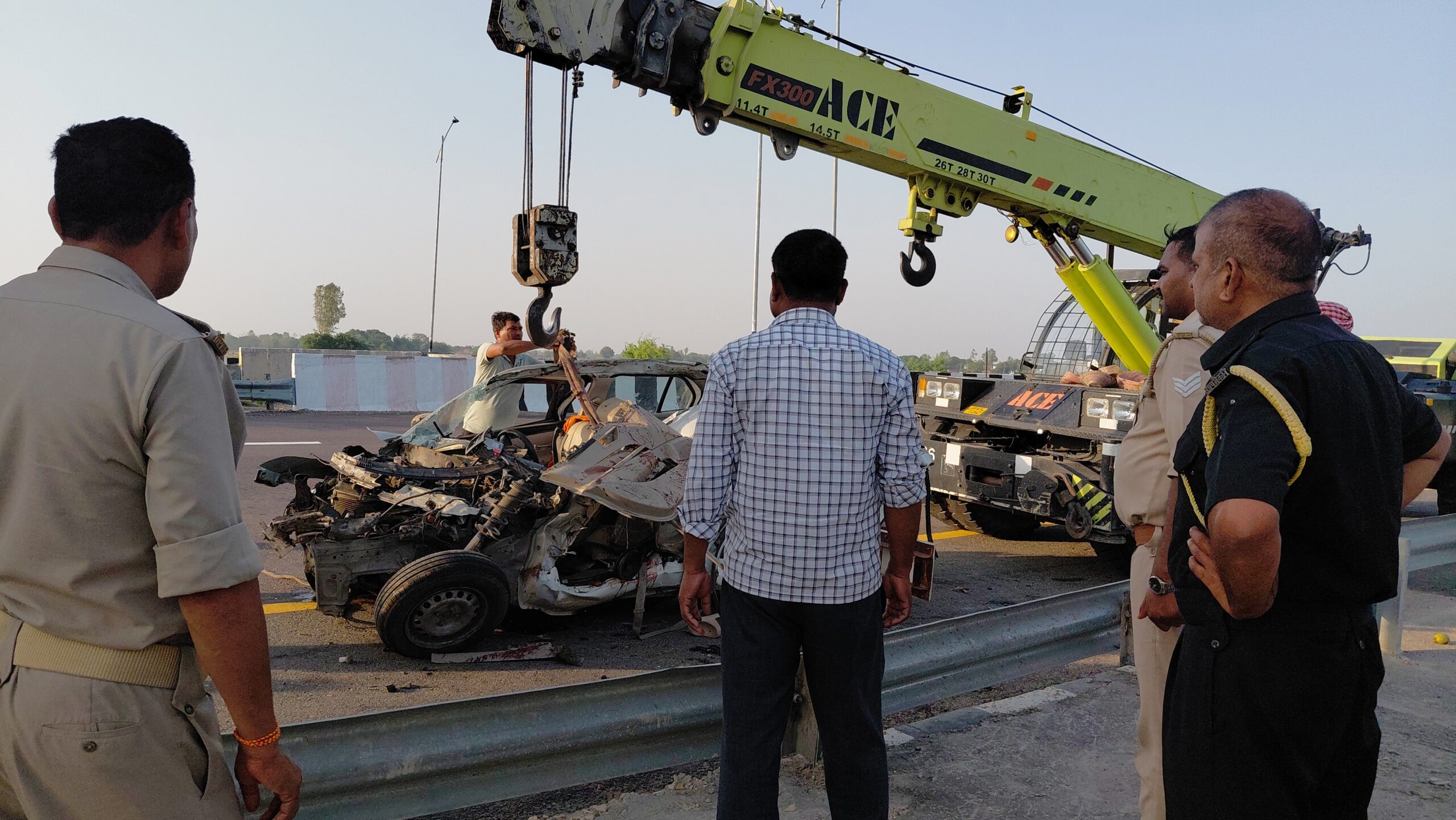 पूर्वांचल एक्सप्रेस-वे पर भीषण हादसा ट्रक में घुसी कार एक किमी तक घिसटी, दंपती समेत पांच की मौत