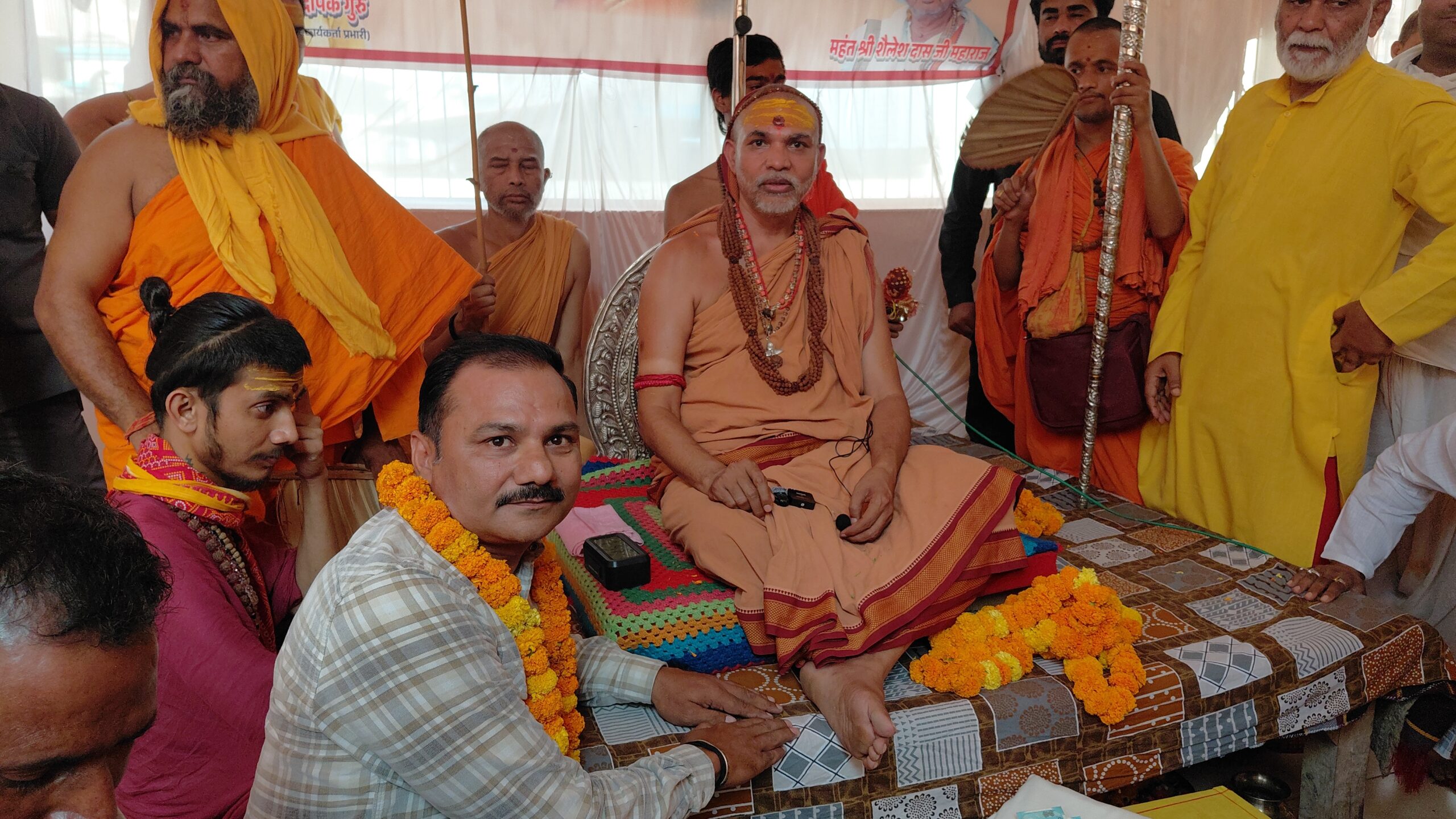आजमगढ़ पहुंचे जगद्गुरु शंकराचार्य अविमुक्तेश्वरानंद, बोले- “गाय को मां मानने वाली जनता के खिलाफ काम कर रही सरकारें