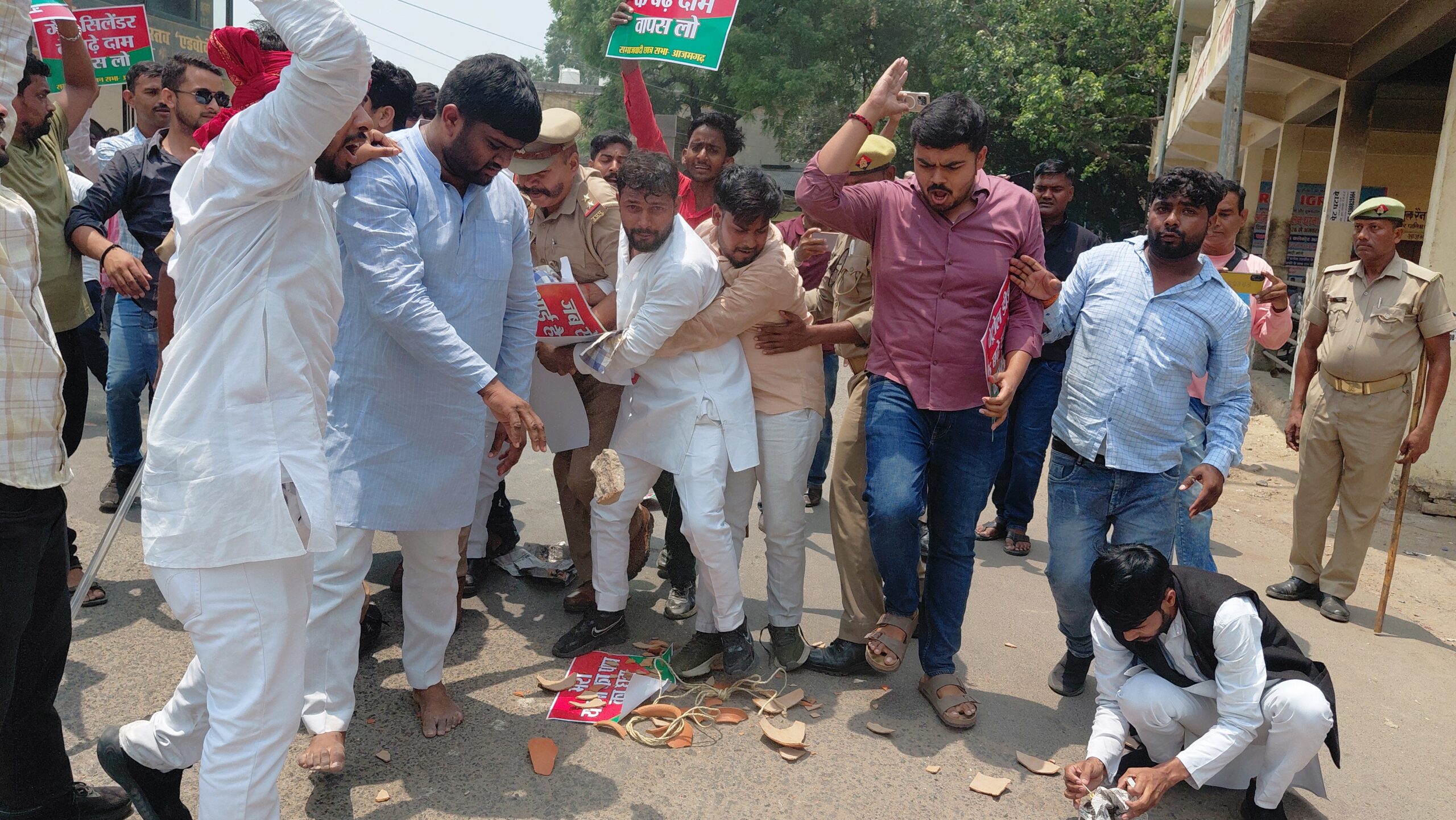 महंगाई,अपराध और बिजली कटौती के खिलाफ सपा फ्रंटल संगठन ने किया प्रदर्शन,कलेक्ट्रेट चौराहे पर फूंका केंद्र सरकार का पुतला