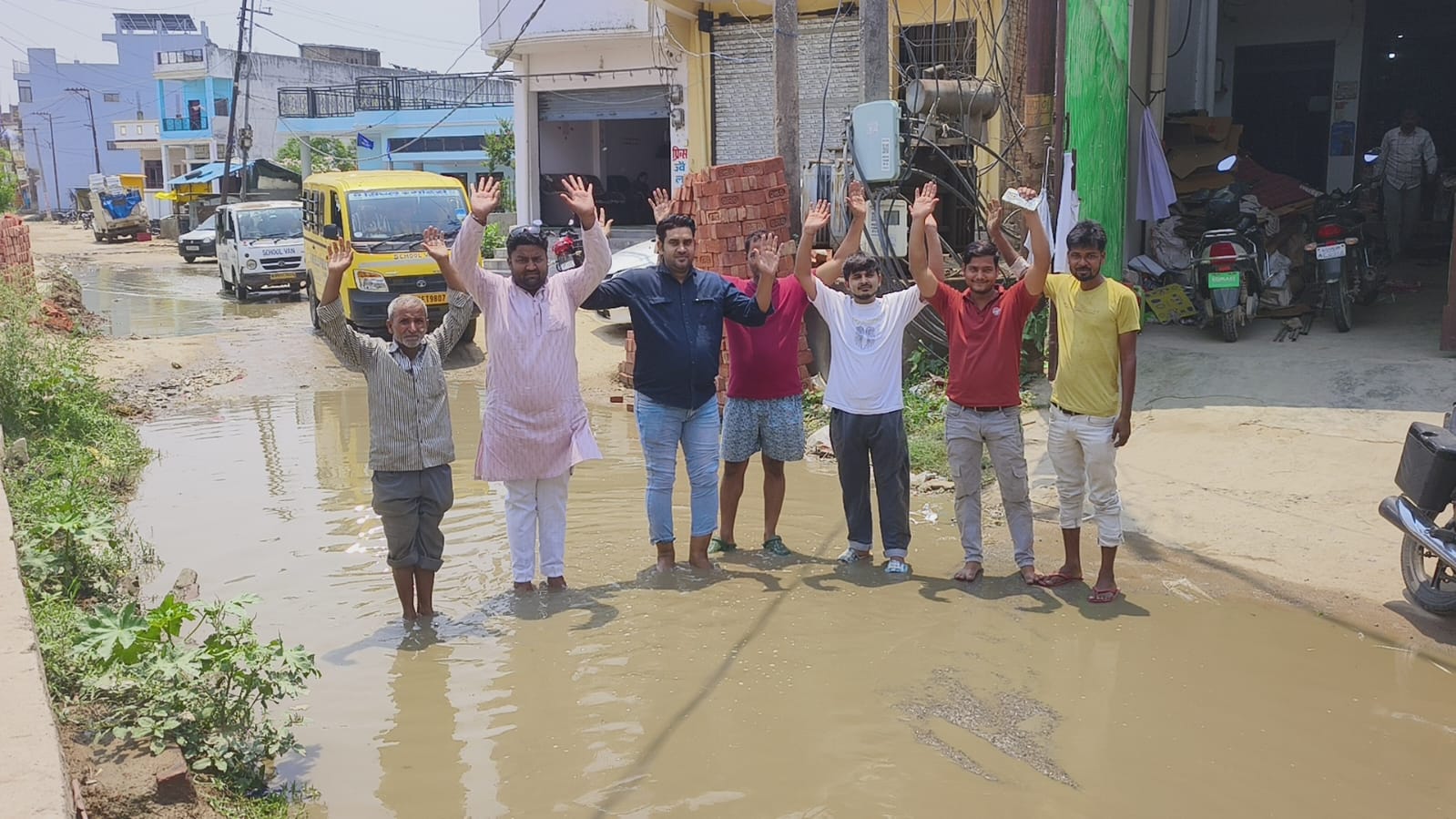 आजमगढ़ नवनिर्मित नाला बना मुसीबत, जलभराव से परेशान व्यापारियों ने चुनाव बहिष्कार की दी चेतावनी