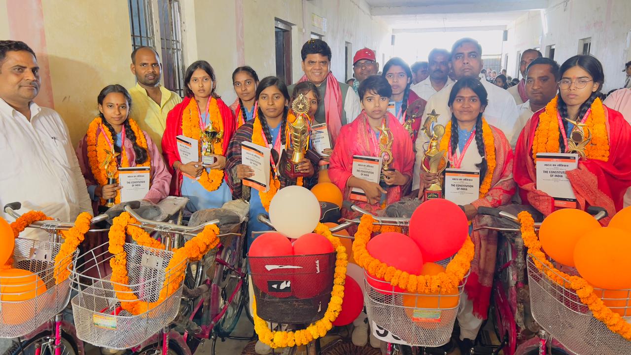 टॉप टेन में जगह बनाने वाली बेटियों का सम्मान, विधायक ने साइकिल व संविधान देकर बढ़ाया हौसला