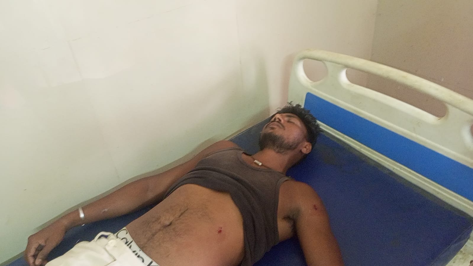 आजमगढ़ में प्रेम प्रसंग में खूनी वार में युवक पर चाकुओं से ताबड़तोड़ हमला,हालत गंभीर
