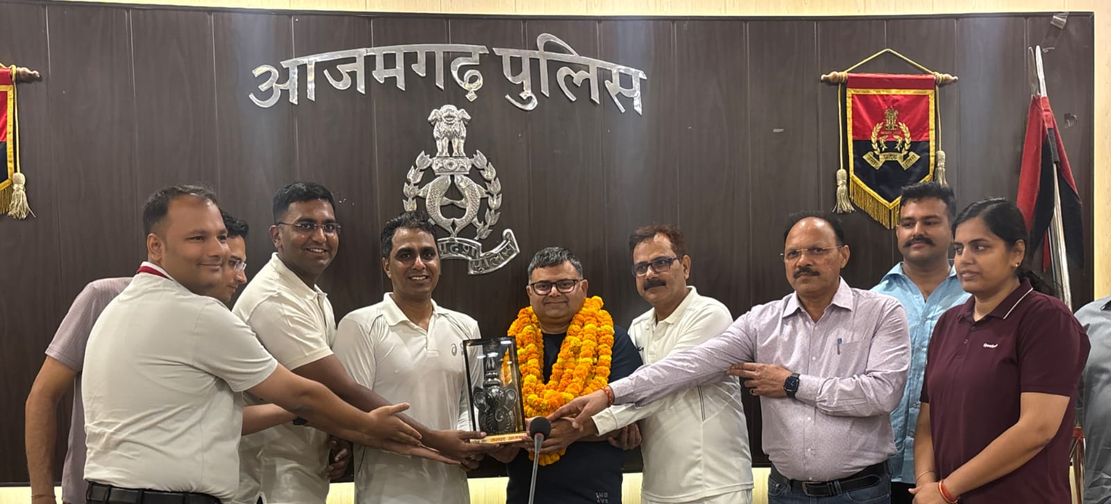 आजमगढ़ पुलिस लाइन में गरिमामय विदाई: एएसपी विवेक त्रिपाठी को स्मृति चिन्ह देकर दी गई भावभीनी विदाई