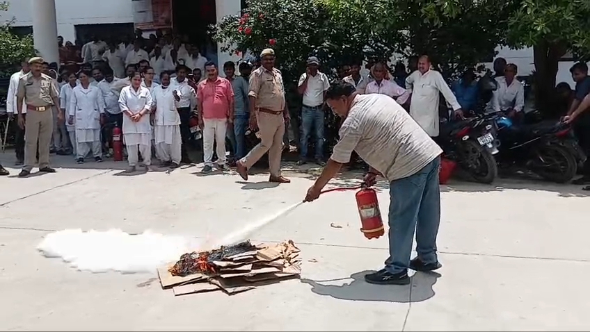 आजमगढ़ सौ शैय्या चिकित्सालय में फायर मॉक ड्रिल,आपदा से बचाव के गुर सिखाए गए