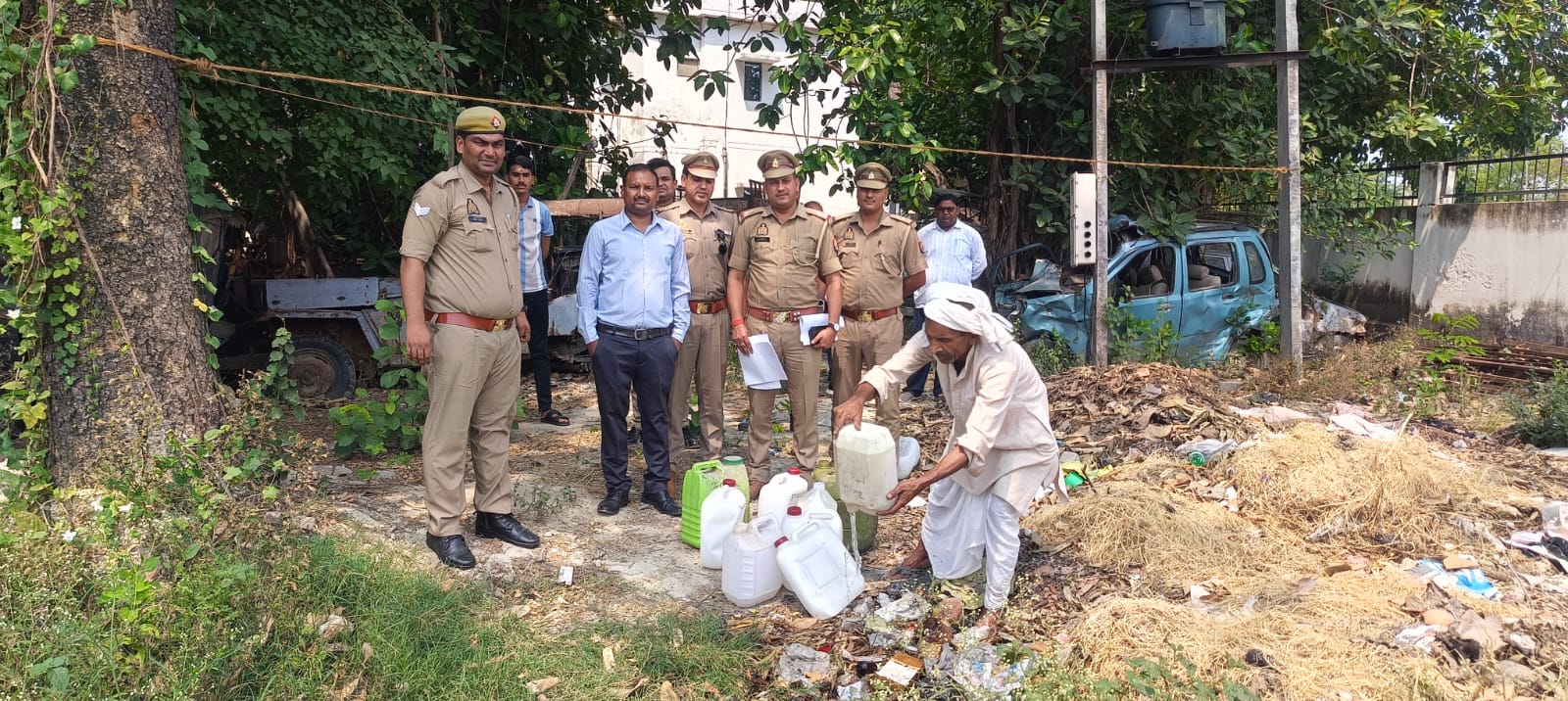 आजमगढ़ पुलिस ने नष्ट कराई 250 लीटर अवैध शराब,20 मुकदमों में हुई बड़ी कार्रवाई
