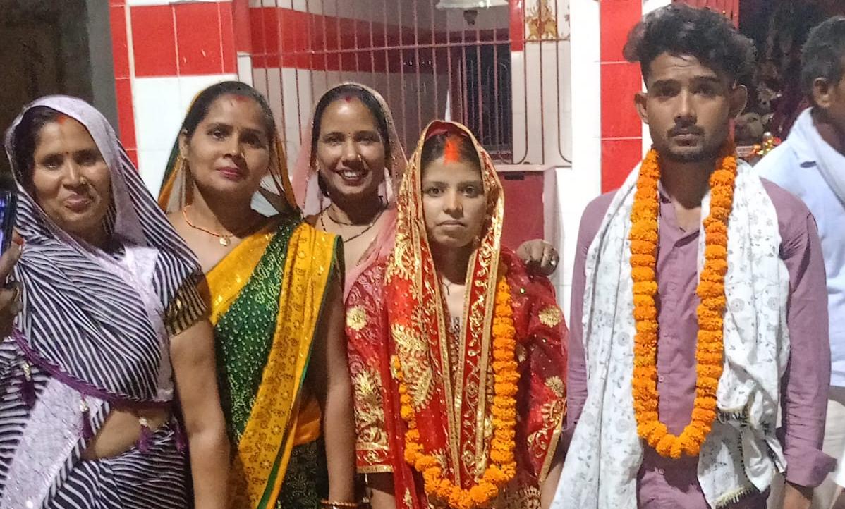 आजमगढ़ छह साल के प्रेम संबंध को मिली मंजिल,पुलिस की मौजूदगी में मंदिर में हुई शादी