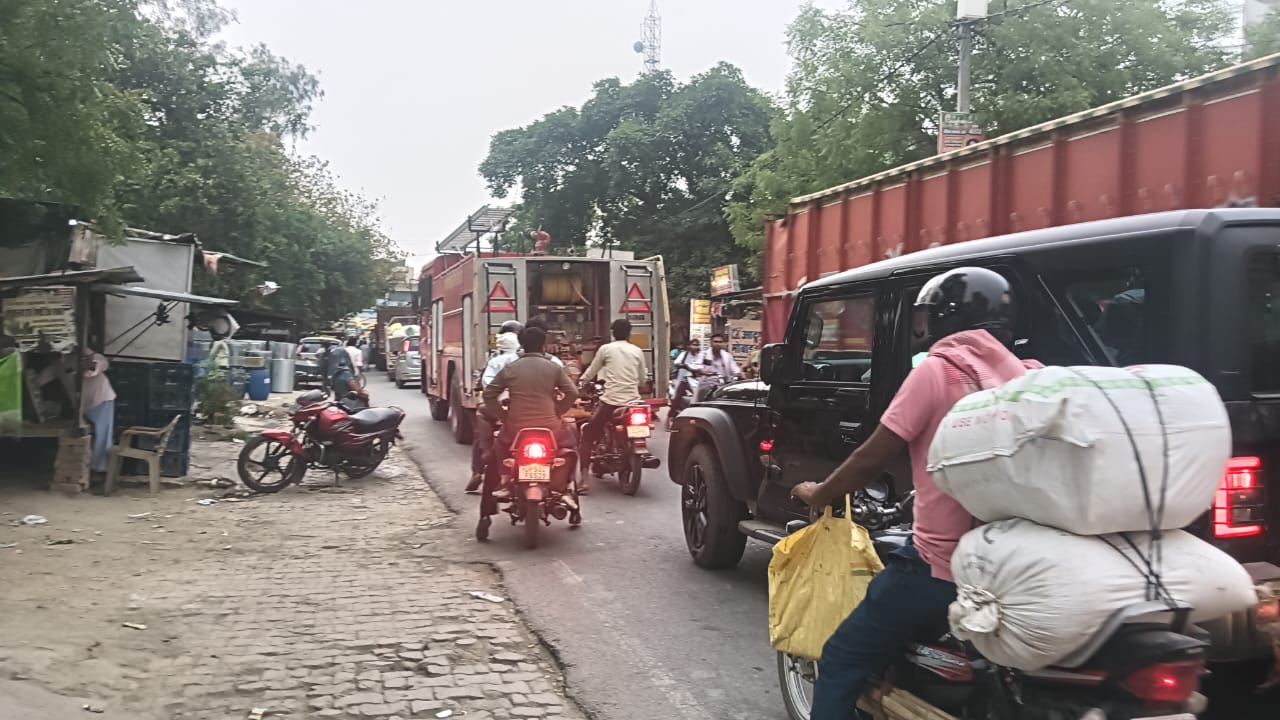 आजमगढ़ बाजार में अतिक्रमण बना मुसीबत,रोज लग रहे जाम से राहगीर बेहाल