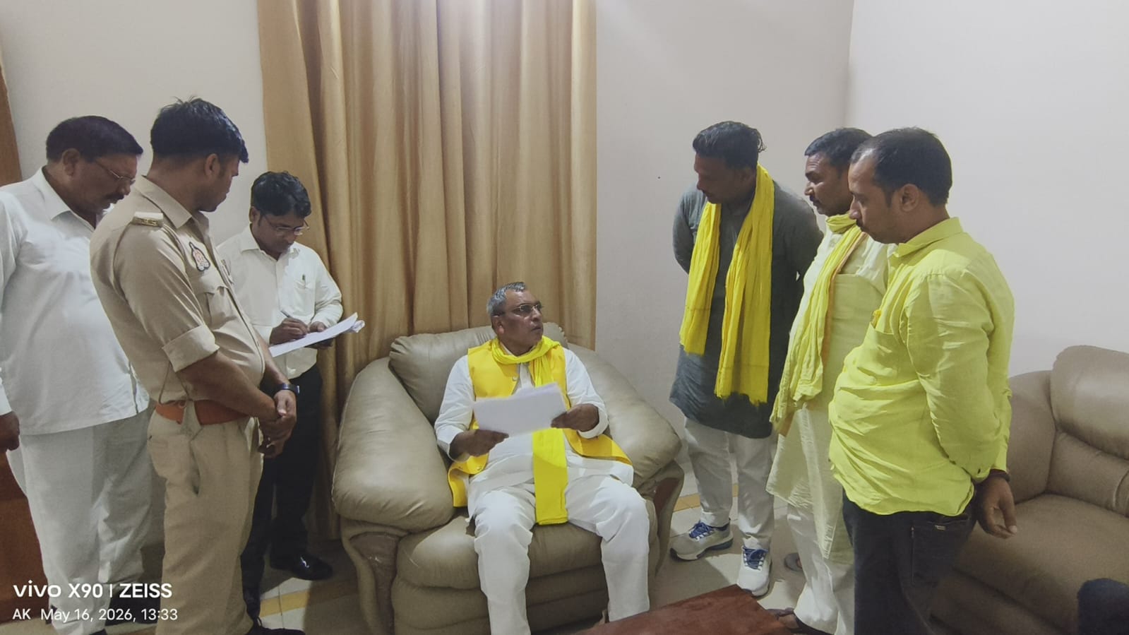 ओमप्रकाश राजभर ने अखिलेश यादव पर कसा तंज कहा इतनी राजनीति का शौक है तो हमारी पार्टी में आ जाइए