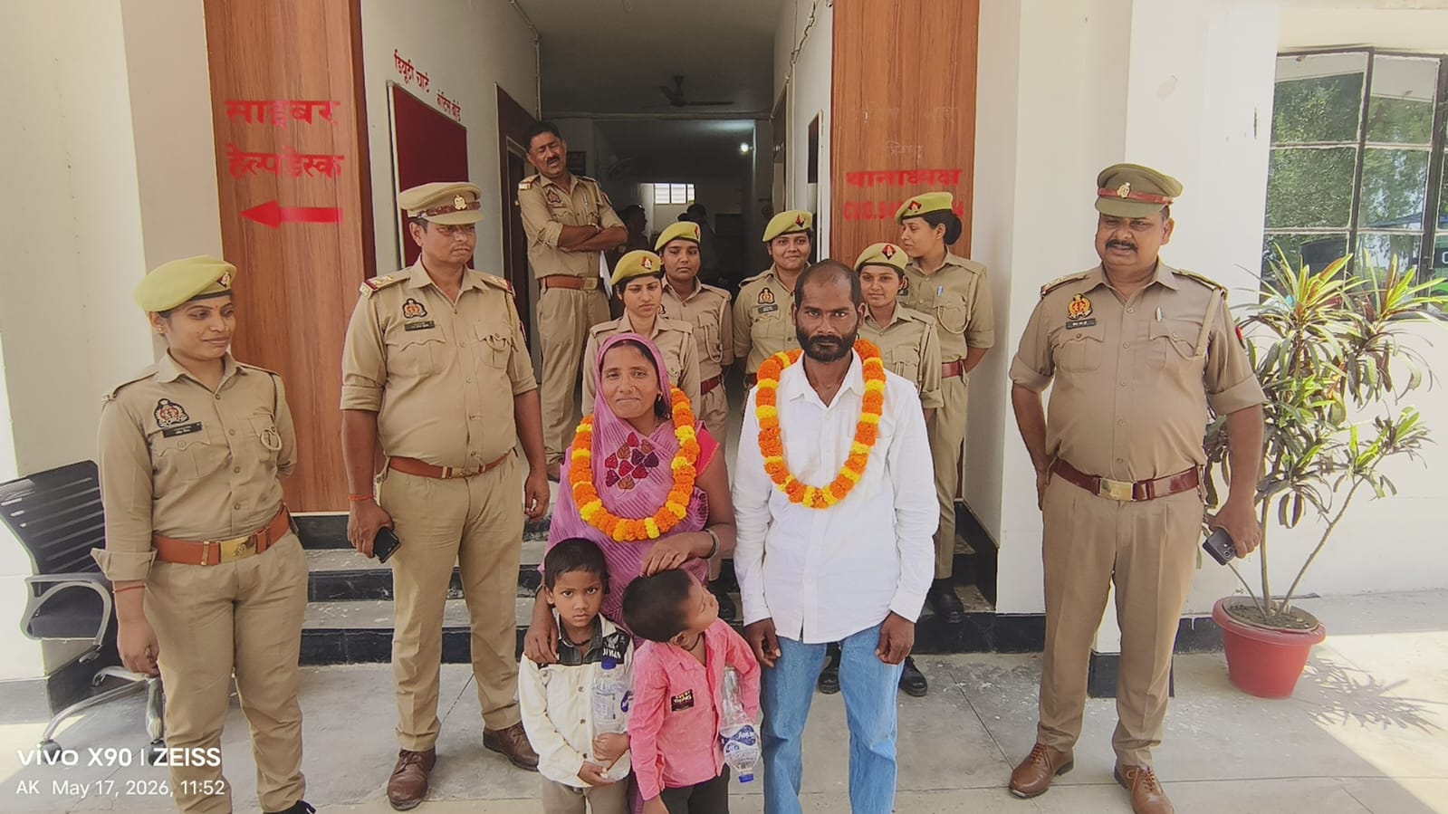अतरौलिया पुलिस की अनूठी पहल थाने में फिर एक हुए पति-पत्नी,एक-दूसरे को पहनाई माला