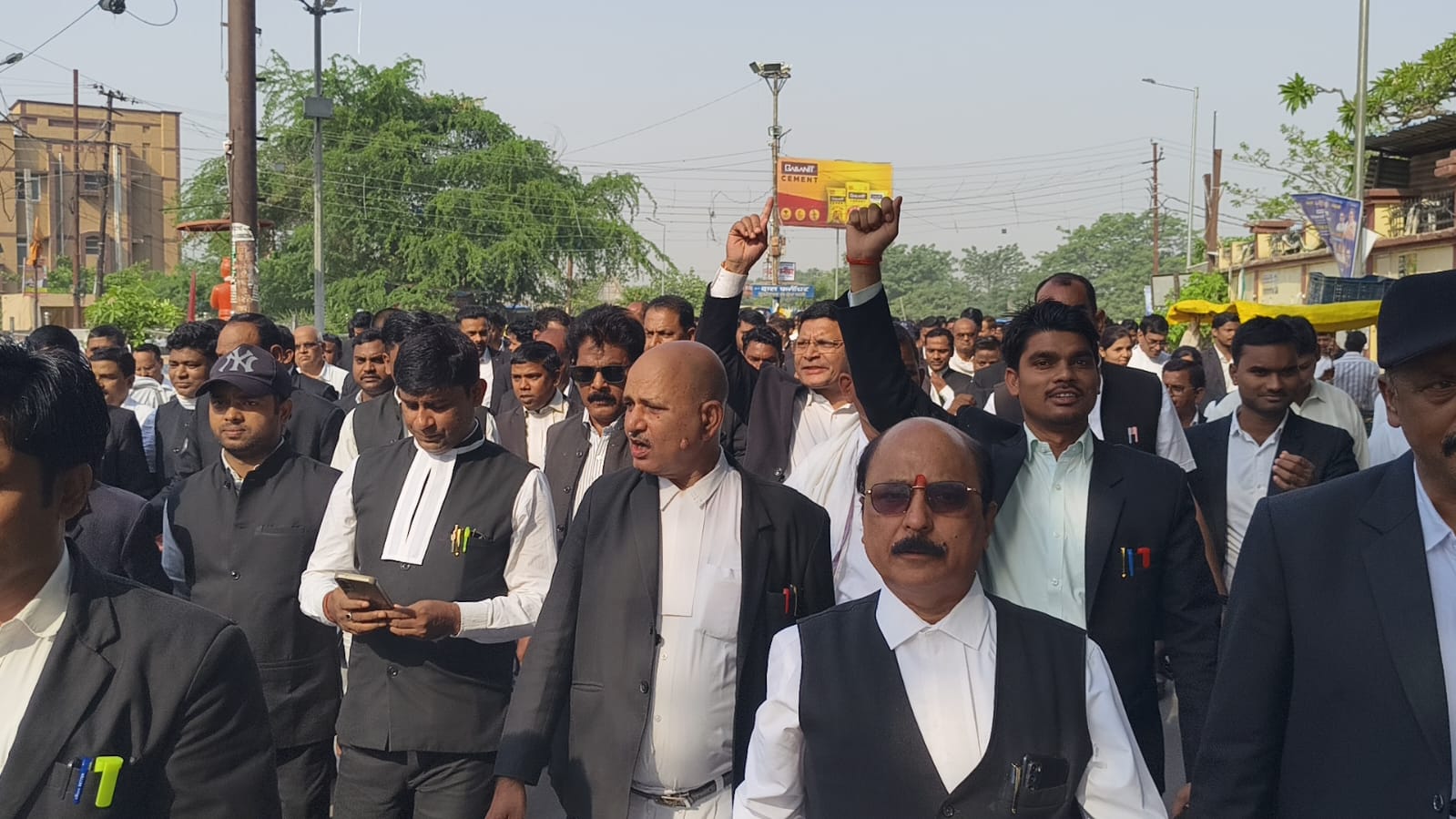 लखनऊ लाठीचार्ज के विरोध में आजमगढ़ में वकीलों का प्रदर्शन