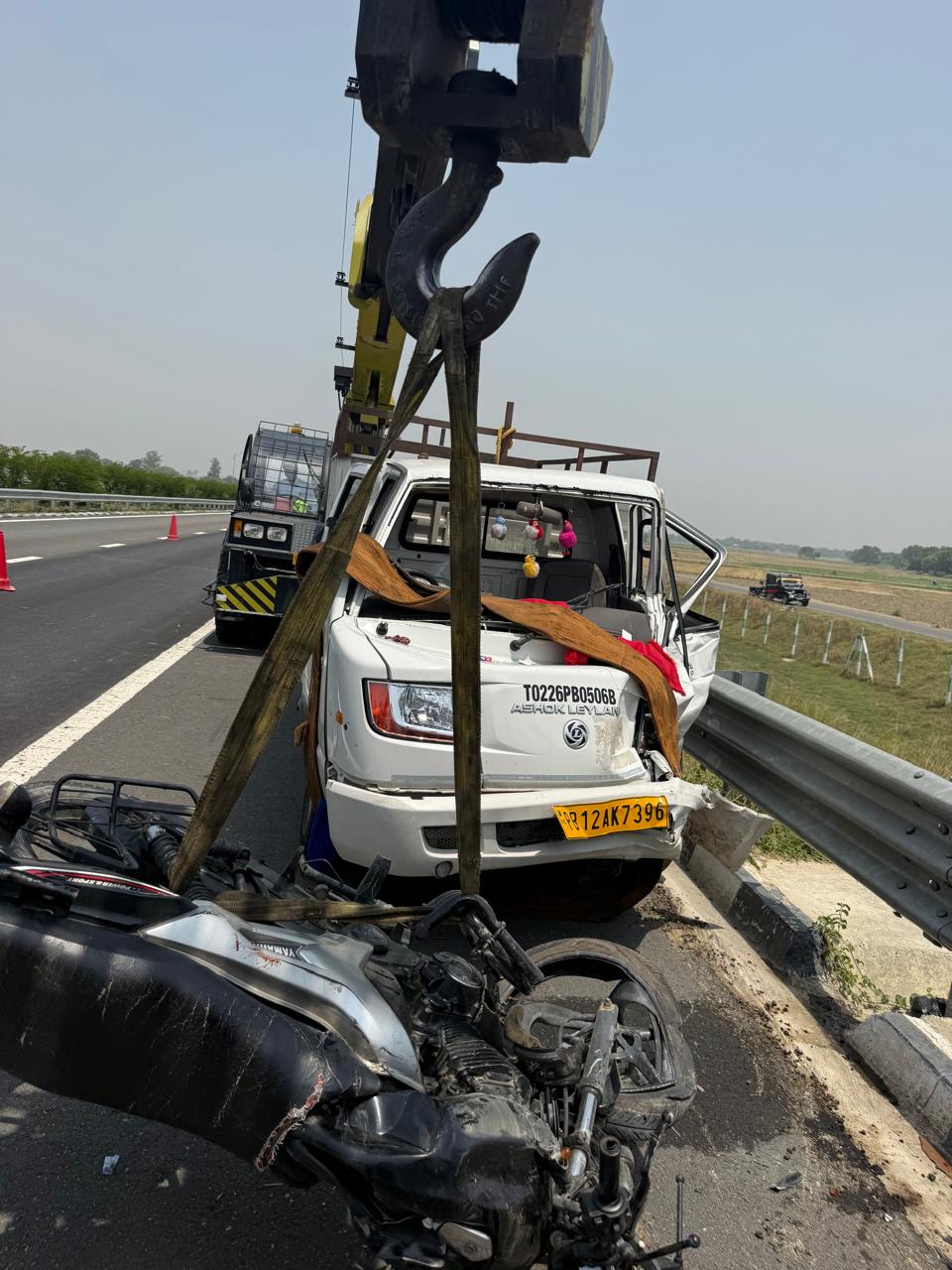 आजमगढ़ रास्ता भटकने पर लिंक एक्सप्रेसवे पर हादसा, दंपति समेत बेटे की मौत