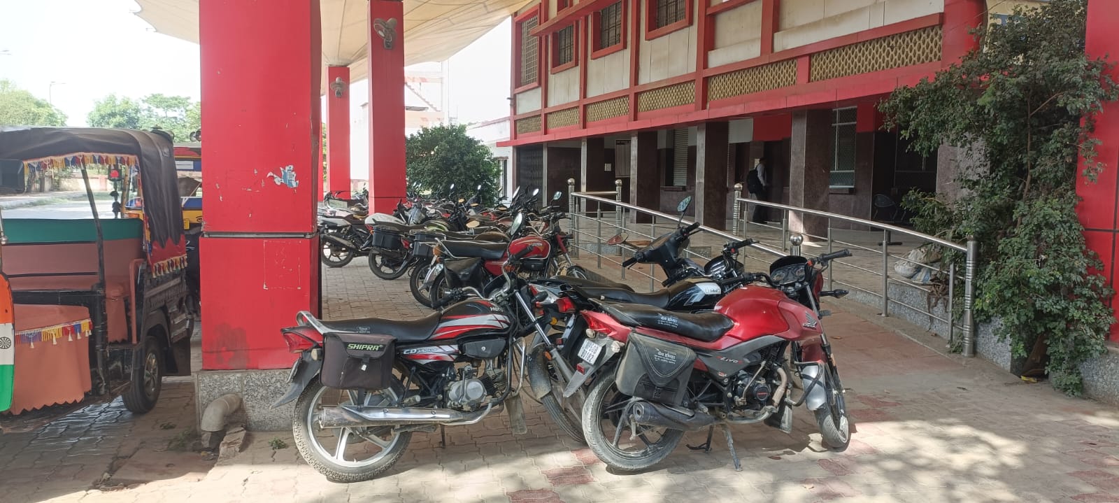 अतरौलिया रोडवेज परिसर बना अव्यवस्था का केंद्र,बसों से ज्यादा खड़ी हो रहीं बाइकें