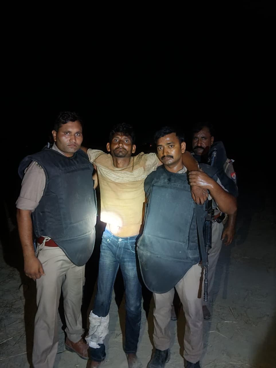 आजमगढ़ में पुलिस-मुठभेड़: गोकशी गैंग का हिस्ट्रीशीटर बदमाश पैर में गोली लगने से गिरफ्तार, साथी फरार