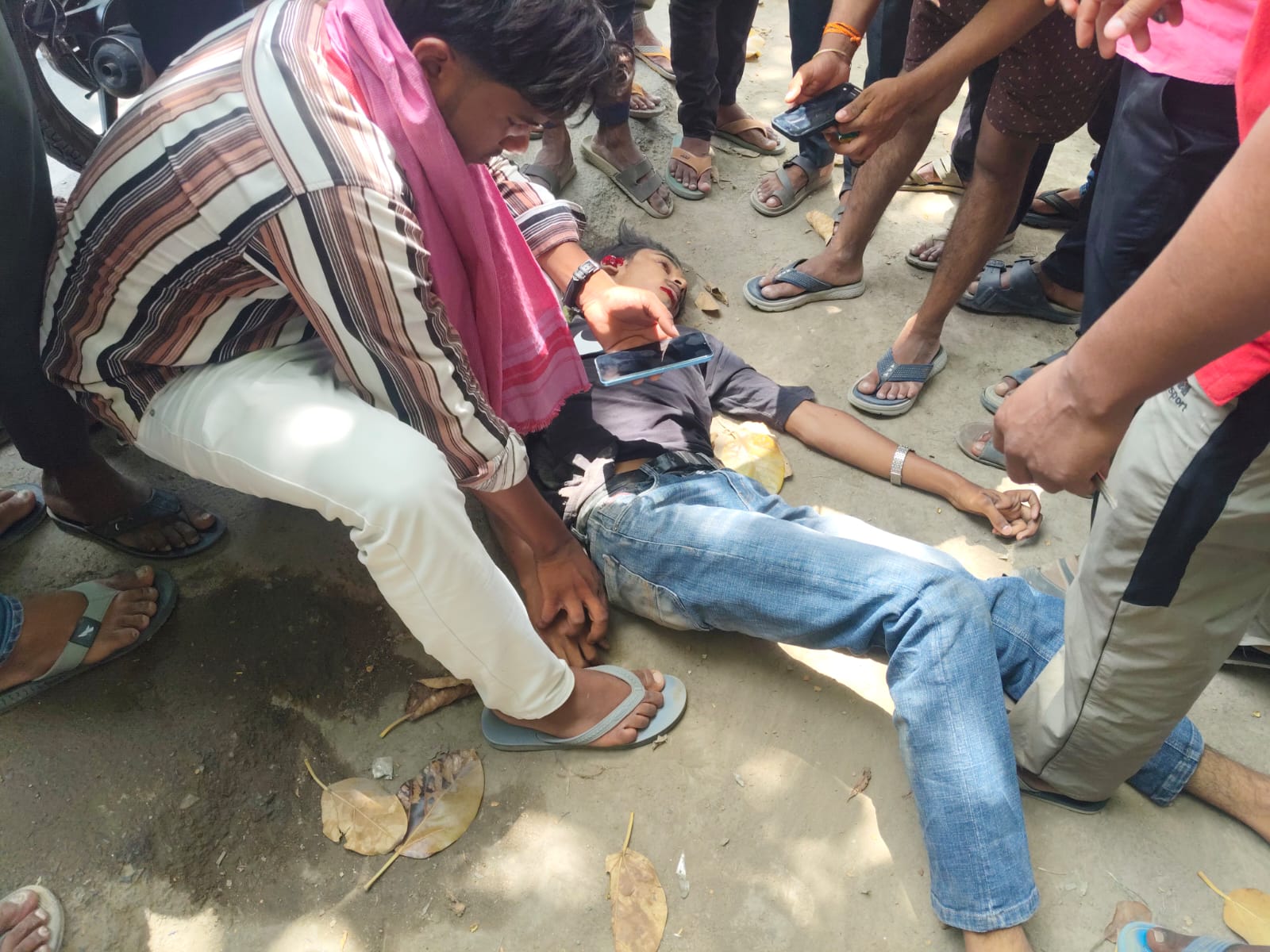 आजमगढ़ में तेज रफ्तार पिकअप ने बुलेट सवार युवक को मारी टक्कर, हालत गंभीर,चालक फरार