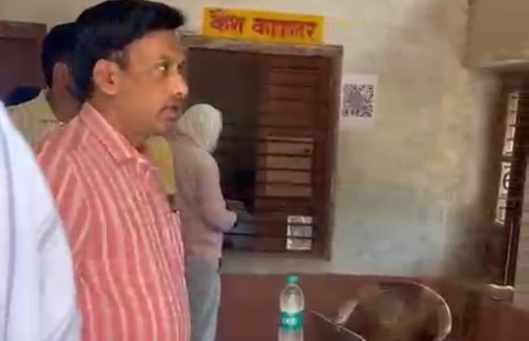 आजमगढ़ आधी रात को बिजली विभाग का एक्शन,निरीक्षण में मिली खामियां