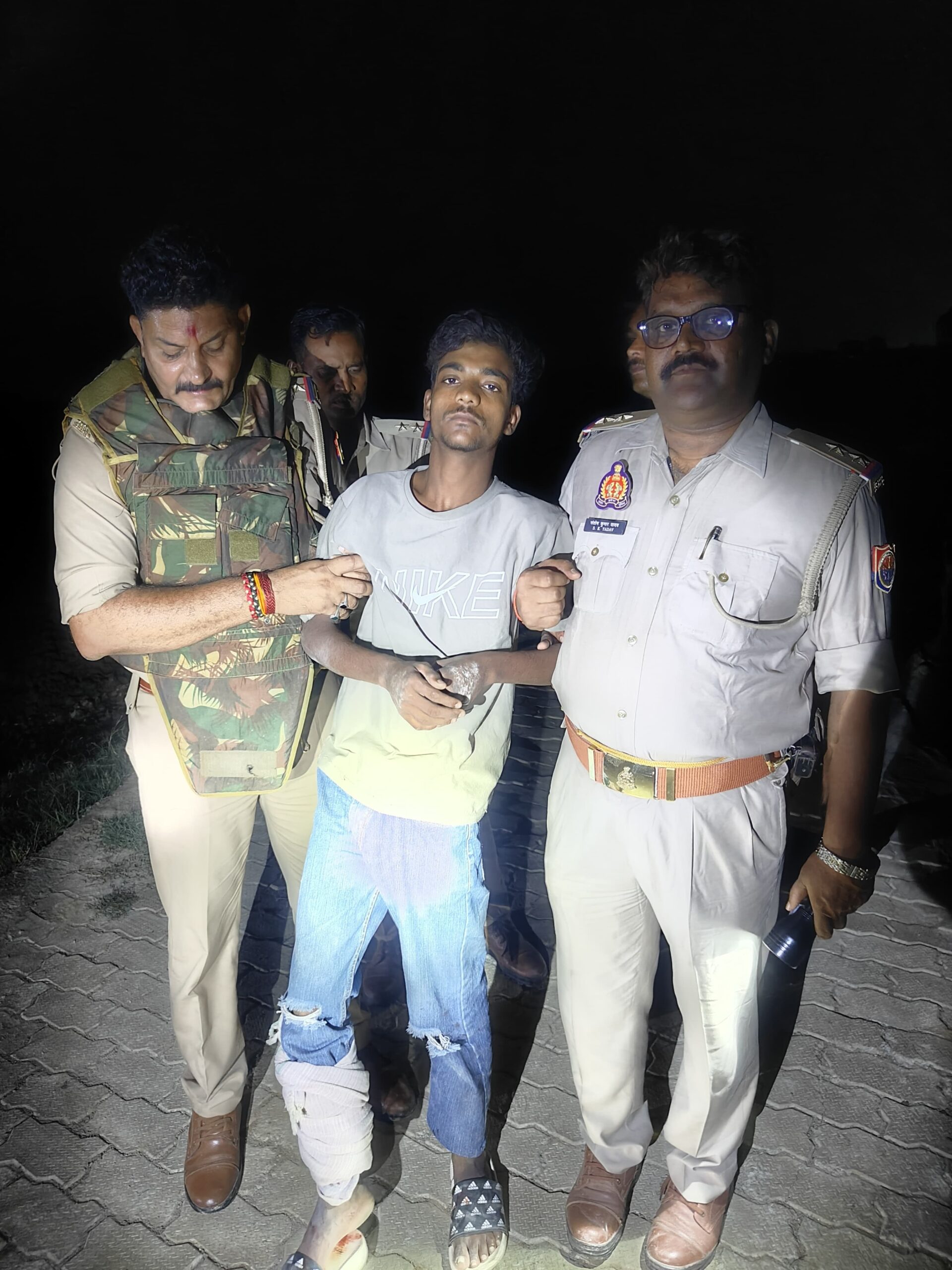 आजमगढ़ में पुलिस और बदमाशों की मुठभेड़,एक बदमाश के पैर में लगी गोली नकदी और मोबाइल बरामद