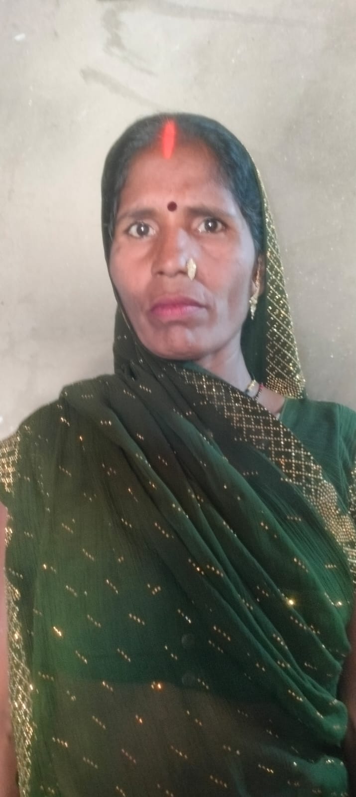 आजमगढ़ घास काटने खेत में गई महिला की करंट से मौत खेत मालिक पर कार्रवाई की मांग को लेकर हंगामा पुलिस को शव ले जाने से रोका,लोगों को समझाने में जुटी पुलिस