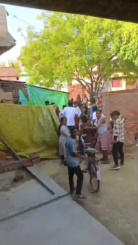 आजमगढ़ दिव्यांग के घर में घुसकर मारपीट व तोड़फोड़, वीडियो वायरल; 8 नामजद समेत 9 पर केस दर्ज