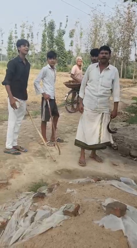 आजमगढ़ घर में घुसकर दबंगों ने गरीब परिवार को पीटा,युवक का सिर फटा-हाथ टूटा,वीडियो वायरल