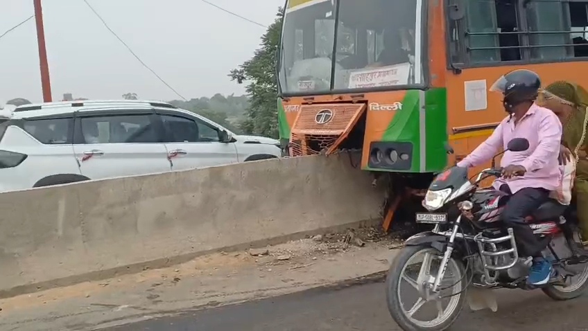 आजमगढ़ निर्माणाधीन डिवाइडर से टकराई रोडवेज बस,टला बड़ा हादसा,सुरक्षा इंतजामों पर उठे सवाल
