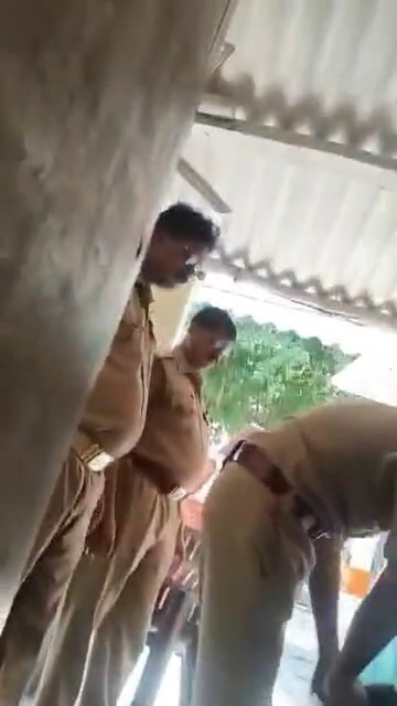 आजमगढ़ पुलिस का अमानवीय चेहरा आया सामने युवक को चप्पल से मारते दिखे पुलिसकर्मी,जांच के आदेश