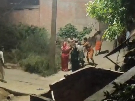 आजमगढ़ में युवक की पिटाई का वीडियो वायरल,जमकर चले लाठी डंडे ,जांच में जुटी पुलिस
