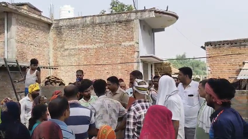 आजमगढ़ में शव ले जाने को लेकर रास्ते का हुआ विवाद,रोका रास्ता दो पक्ष आमने सामने सूचना पर पहुंची पुलिस