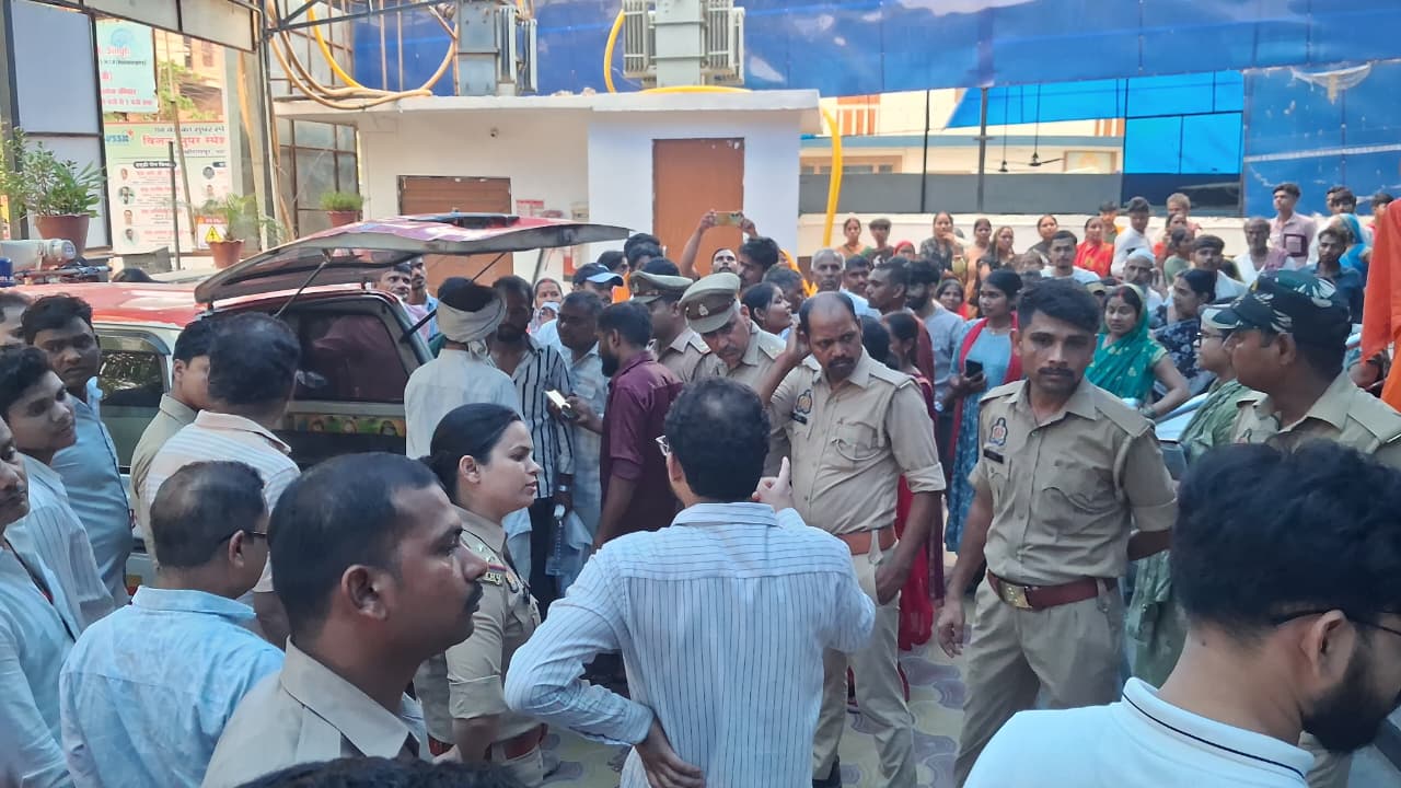 आजमगढ़ सड़क हादसे में घायल युवक की निजी अस्पताल में ईलाज के दौरान मौत,परिजनों ने किया हंगामा