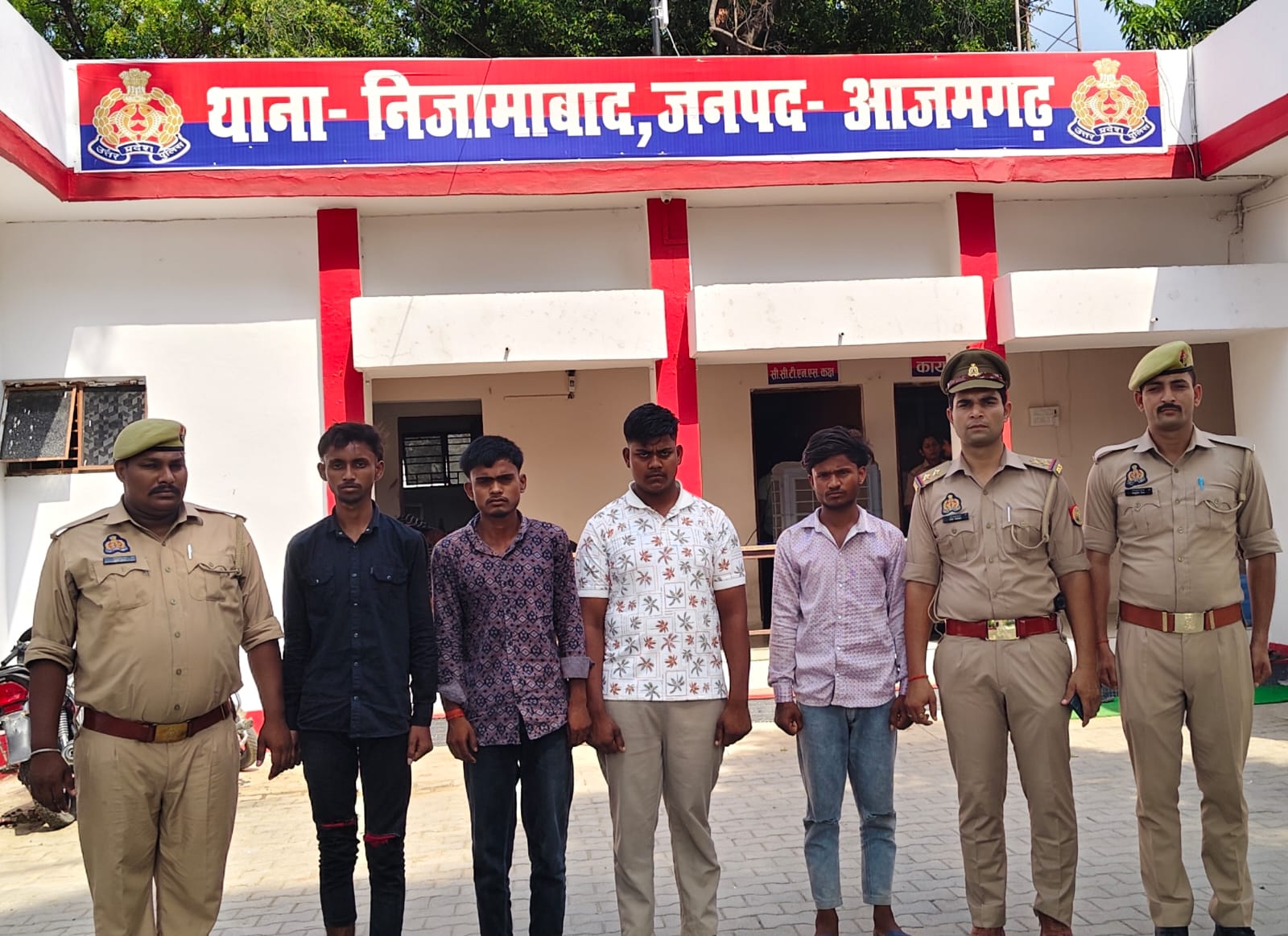 आजमगढ़ में इंस्टाग्राम गैंग पर पुलिस का ‘ऑपरेशन वज्रपात’, दबंगई दिखाने वाले युवकों की काउंसलिंग,दो बाइक सीज