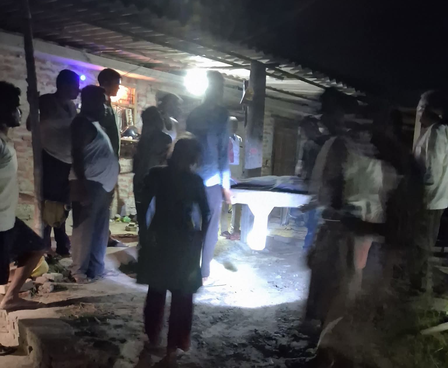 आजमगढ़ में दर्दनाक हादसा हैंडपंप में उतरे करंट की चपेट में आने से मजदूर की मौत,4 बच्चों के ऊपर उठ गया पिता का साया