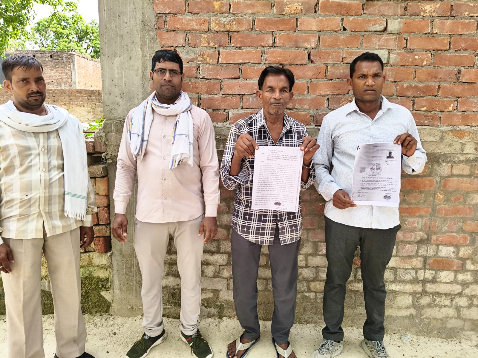 आजमगढ़ चकबंदी विवाद में अपहरण का आरोप, जबरन हस्ताक्षर कराने की शिकायत लेकर SSP पहुंचे ग्रामीण
