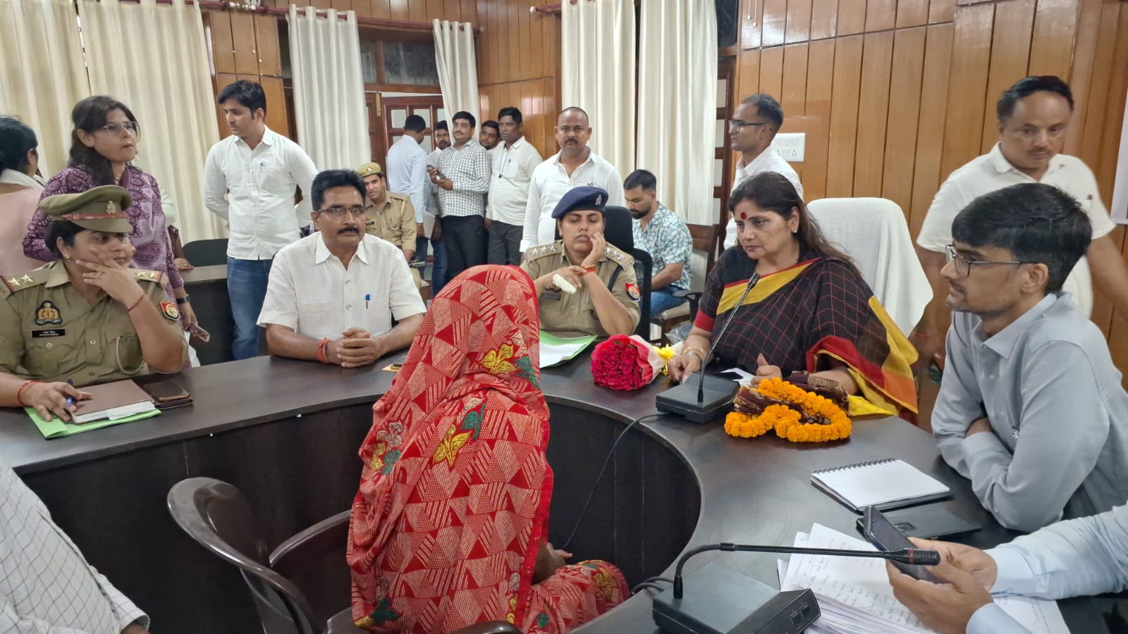 आजमगढ़ महिला आयोग की अध्यक्ष नेDPO को लगाई फटकार,महिला उत्पीड़न मामलों में लापरवाही पर जताई नाराजगी
