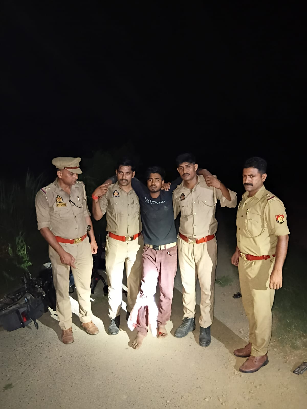 आजमगढ़ पुलिस मुठभेड़ में ढेर हुई लुटेरों की हेकड़ी,25-25 हजार के दो इनामी बदमाश गिरफ्तार लूट का मॉल बरामद