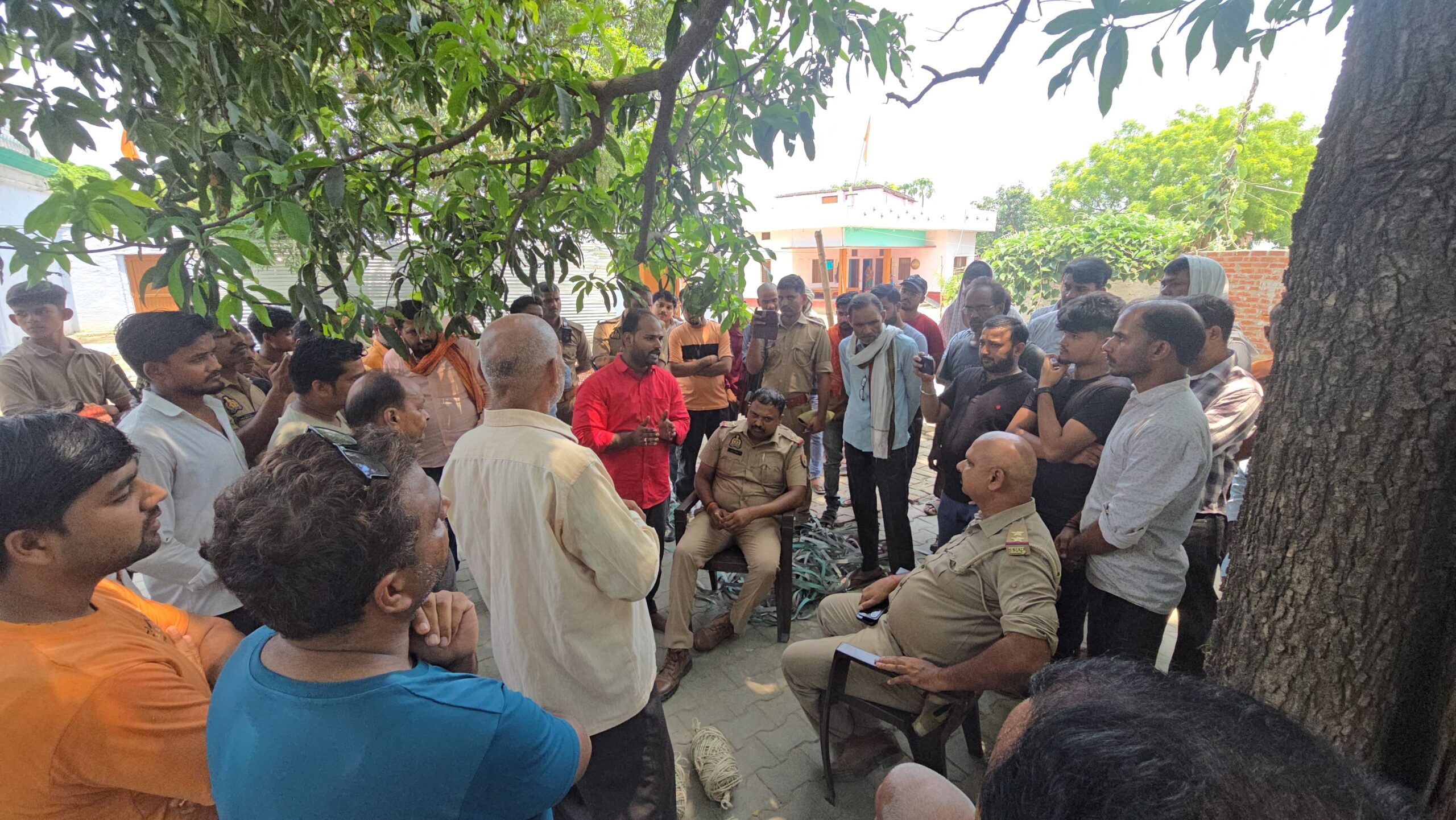 आजमगढ मंदिर में श्रद्धालु को पूजा से रोकने का आरोप, हंगामा