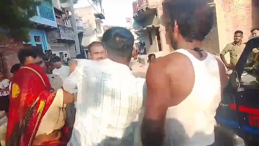 आजमगढ़ दीदारगंज थाना प्रभारी का युवक को थप्पड़ मारने का वीडियो वायरल, पुलिस की कार्यशैली पर उठे सवाल