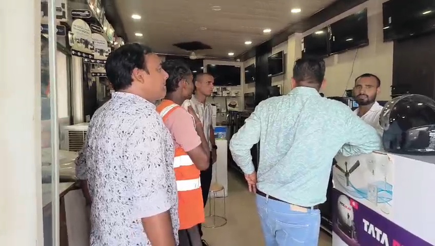 आजमगढ़ बिजली विभाग का ताबड़तोड़ चेकिंग अभियान: 35 बड़े कमर्शियल उपभोक्ताओं के काटे गए कनेक्शन, 50 लाख तक का बकाया