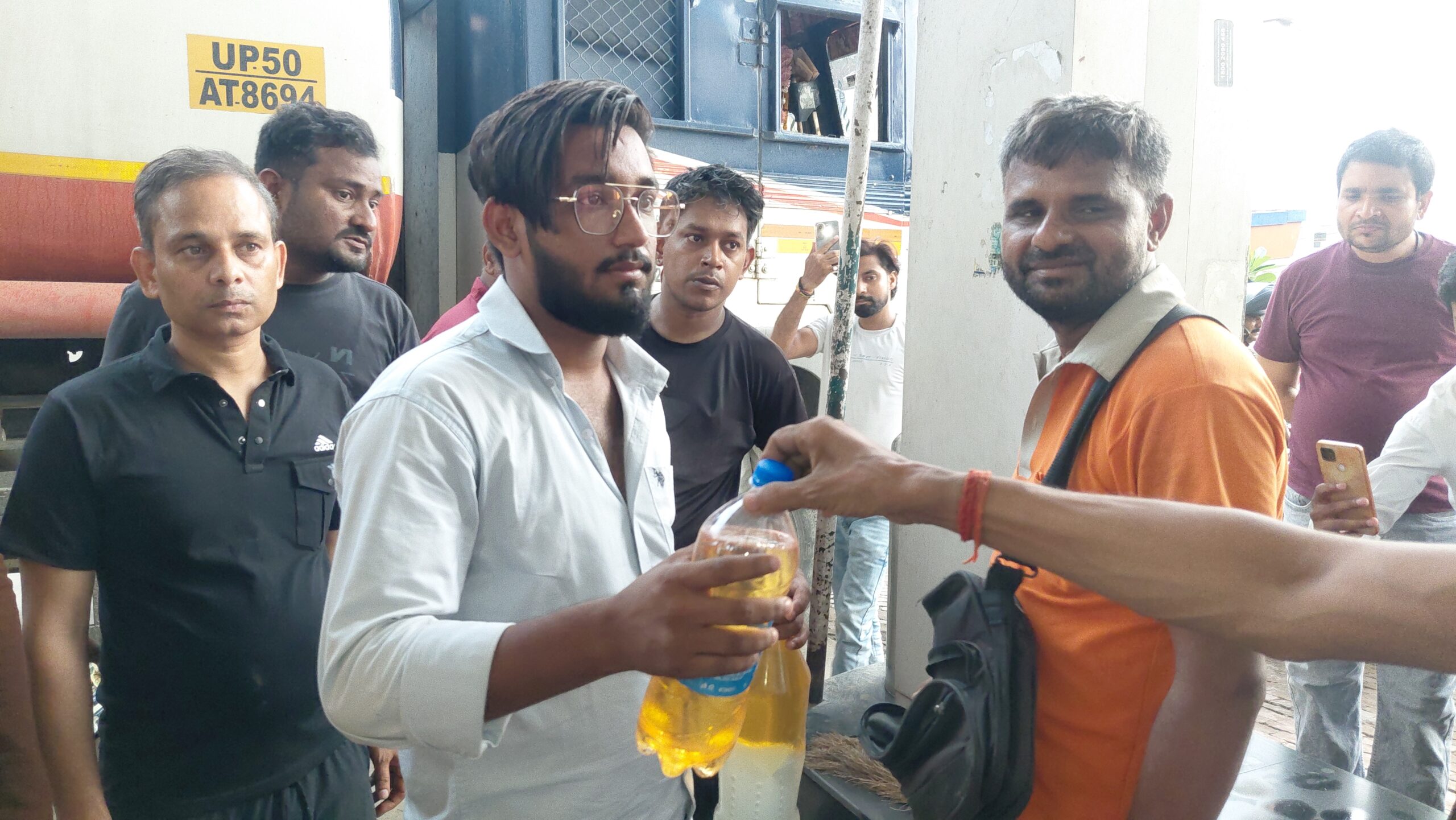 आजमगढ़ में मिलावटी पेट्रोल का आरोप,बाइक सीज होने पर पेट्रोल पंप पर हंगामा DAV PG कॉलेज के पास स्थित पेट्रोल पंप का मामला, बोतल में पेट्रोल के साथ पानी दिखने का दावा,जांच और कार्रवाई की मांग