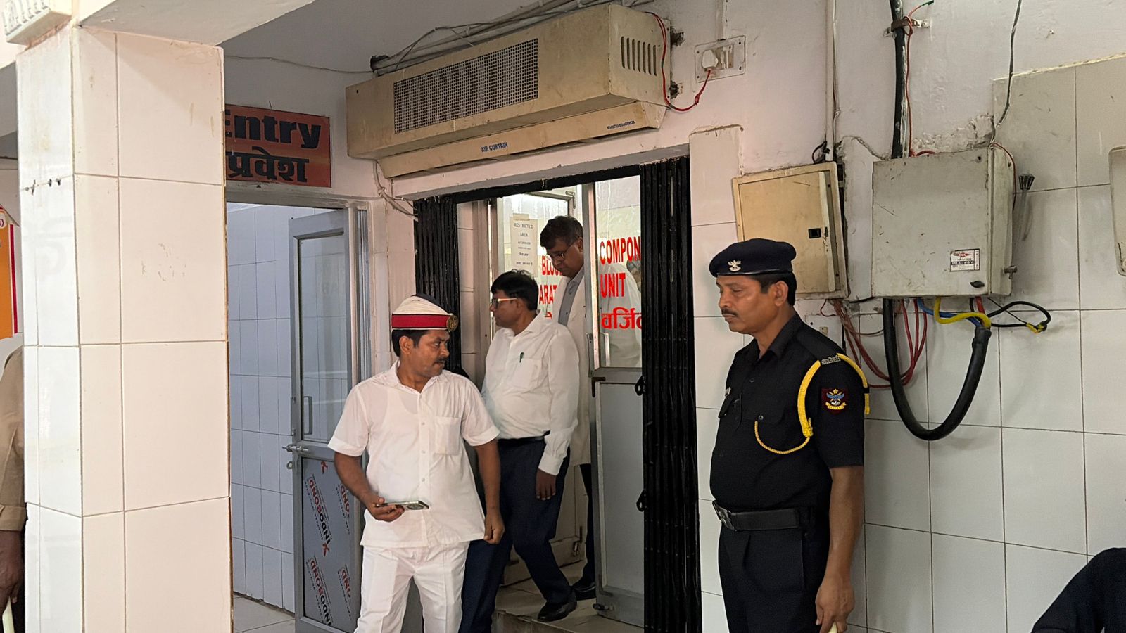🚨 आजमगढ़: ब्लड बैंक में ‘मौत का खेल’ का आरोप, खून में मिलावट की शिकायत से मचा हड़कंप;DM के निर्देश पर दो सदस्यी टीम बनाकर विभाग ने शुरू की जांच