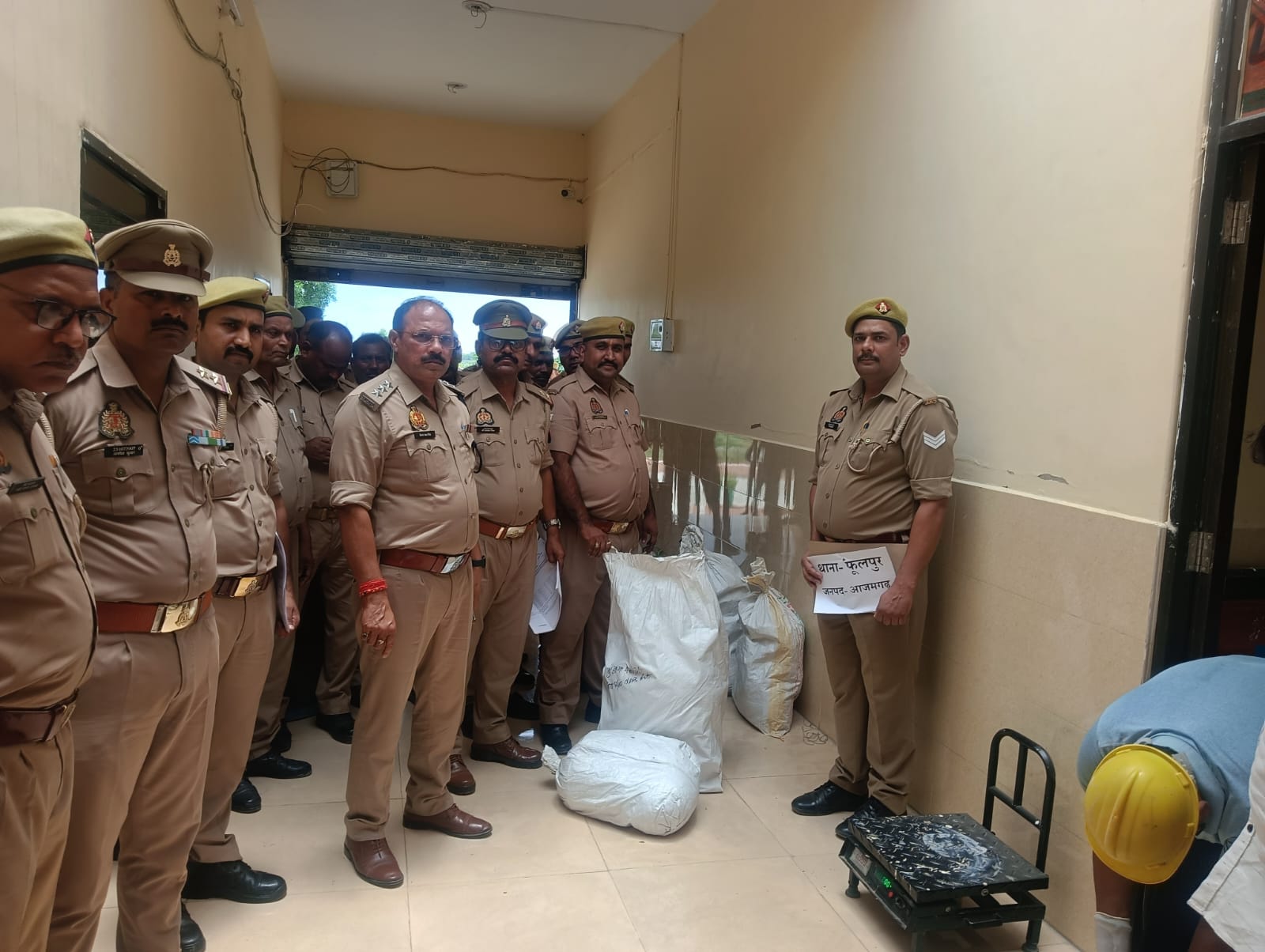 आजमगढ़ पुलिस का बड़ा एक्शन: ऑपरेशन दहन में ₹5.82 करोड़ के 827 किलो मादक पदार्थ किए नष्ट