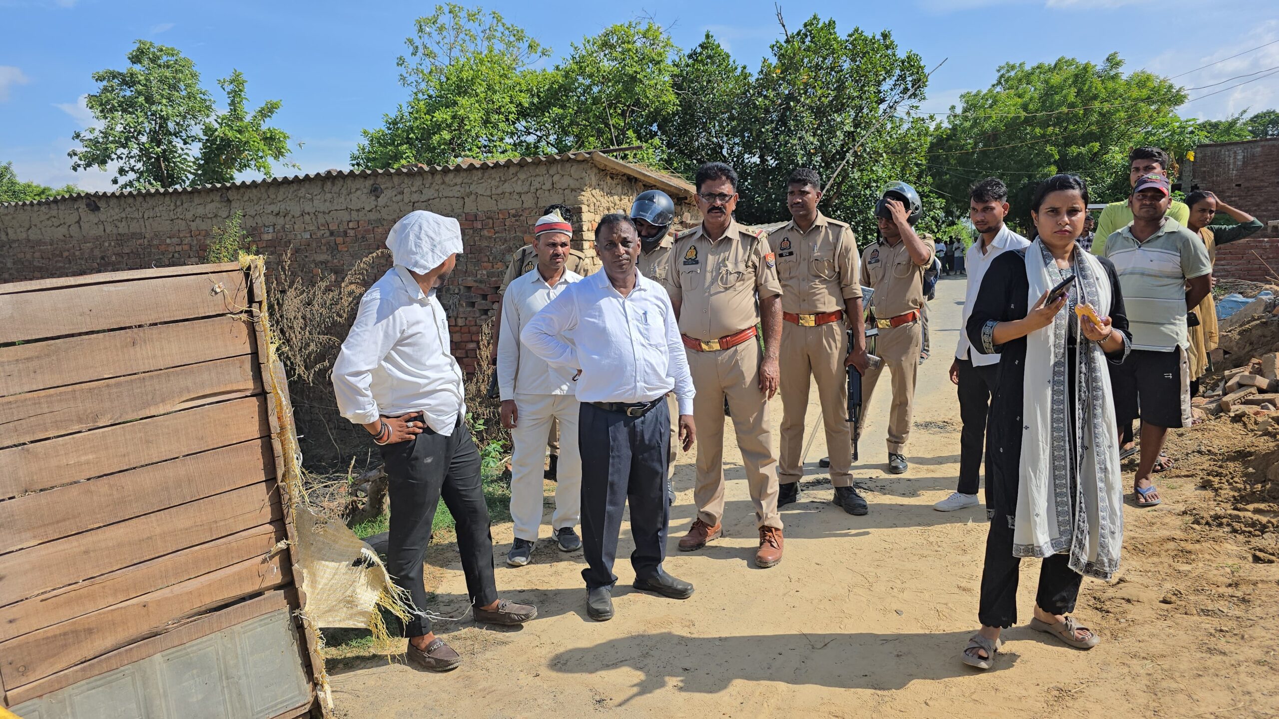 आजमगढ़ में अवैध कब्जे पर चला बुलडोजर, नवीन परती की सरकारी जमीन कराई गई कब्जा मुक्त